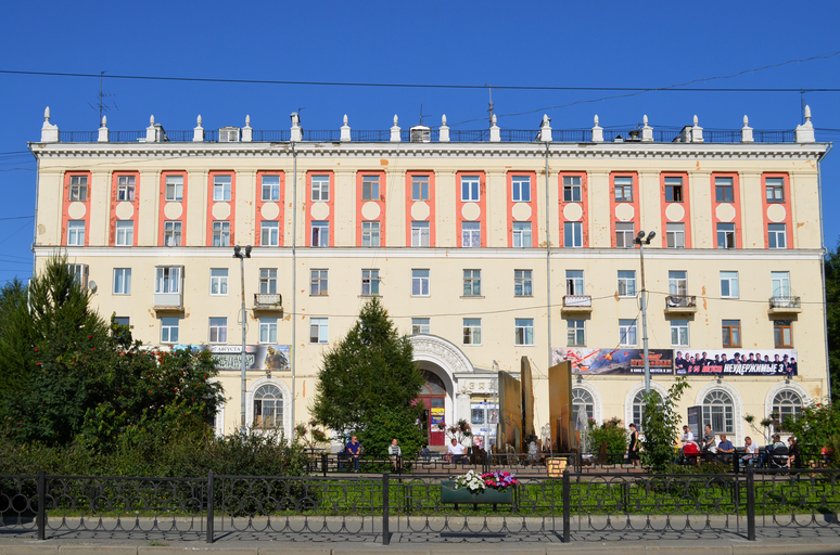 Жилой дом с кинотеатром «Заря»
