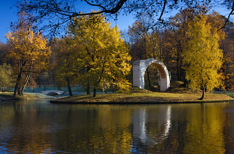 Арка-руина на острове