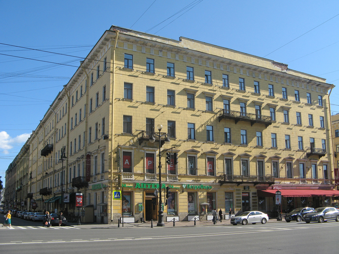 Невский проспект 22, Жилой дом с двумя служебными флигелями